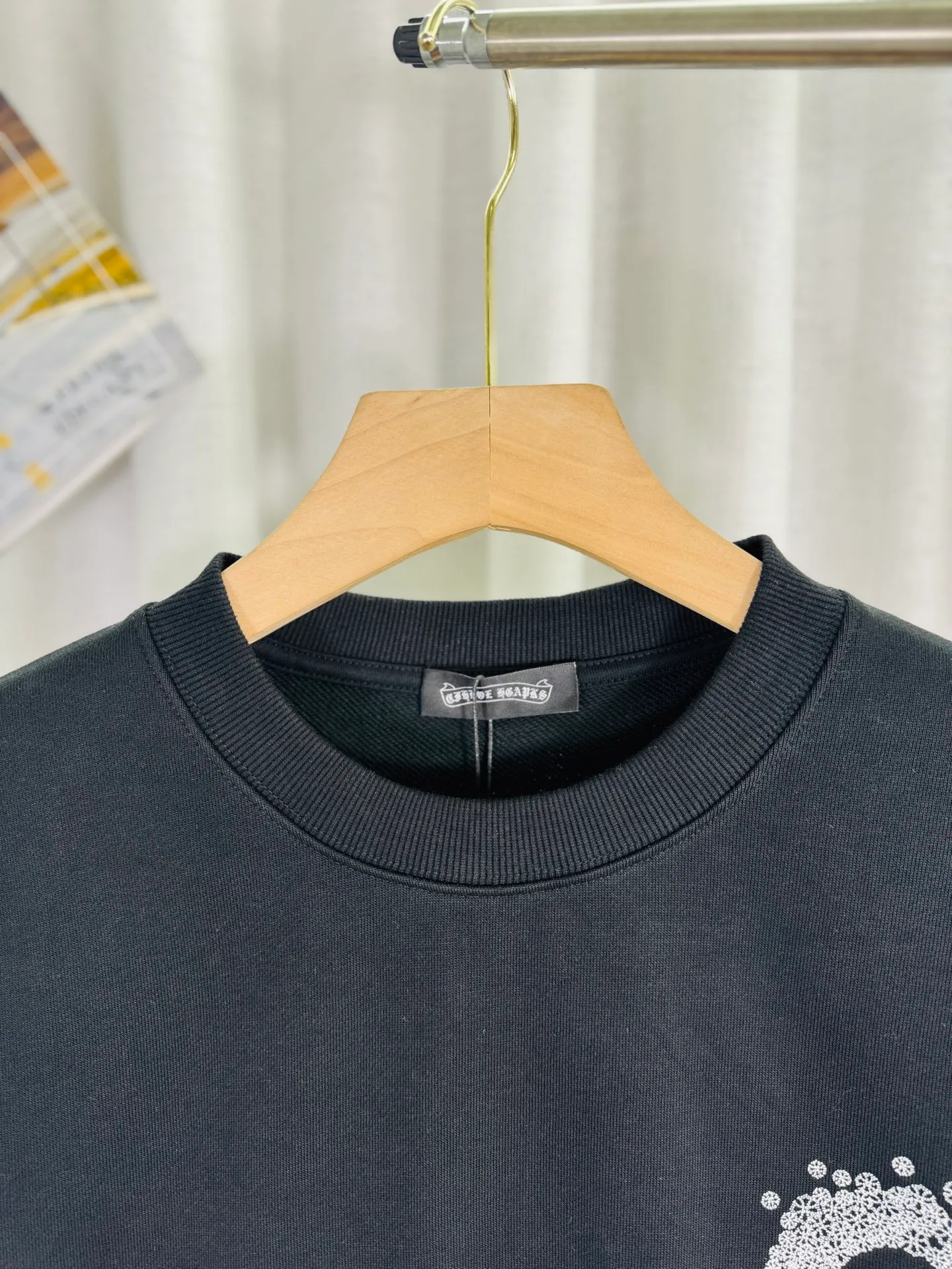 P260 top version, real shot without P, ​​different from market currency) 𝗖𝗵𝗿𝗼𝗺𝗲 𝗛𝗲𝗮𝗿𝘁𝘀/Cro Heart 2025 washed patch embroidery autumn and winter new original single counter American laser burnt 3D three-dimensional color embroidered couple casual sweatshirt 👑The highest version! Customized fabric 430g tripe terry fabric! American acid-washed and distressed original fabric laser burnt ✟appliqué embroidery and exquisite embroidery of letters! The best-selling model in the counter, very comfortable to wear. Accessories: original molded and authenticated collar label➕100% silk wash label. Genuine purchase-grade original hangtag➕matching hanging rope➕3D hanging beads➕original packaging bag. Craftsmanship: The original version has consistent wiring! The highest version of the armhole matching technique! Color: Gray Black Size: S M L XL Style Number: 25-332